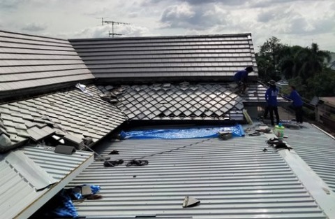 ช่างรับเหมา มุงหลังคา